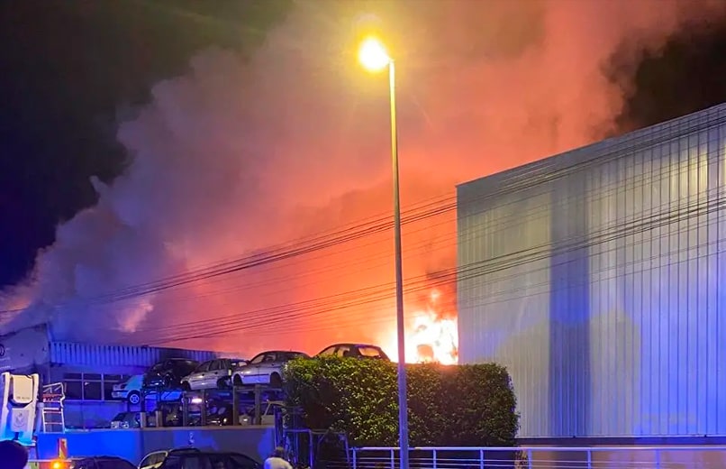 Incêndio de grandes proporções destrói armazém de resíduos em Laúndos, Póvoa de Varzim, Causas ainda por apurar